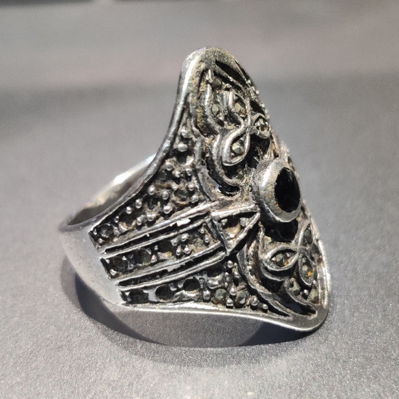 Vintage Sterling Silver Marcasite & Onyx Ring - Picture 13 of 16